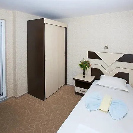 Hotel Elvira 2*